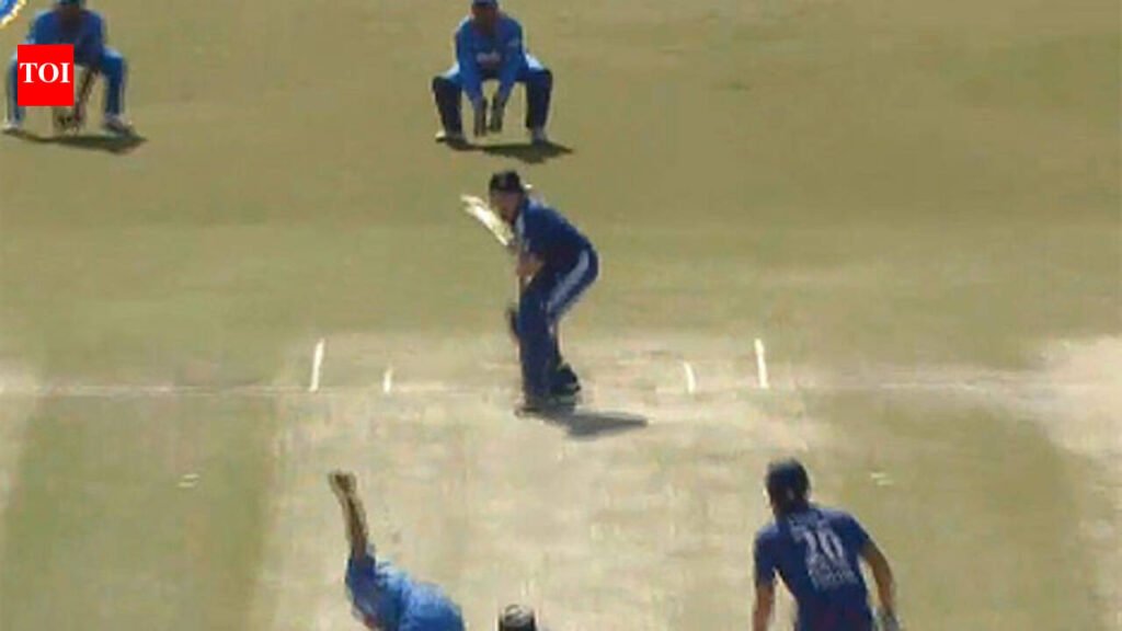1st ODI: England innings – Super fours